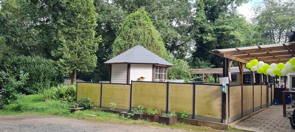DasTierheim in Remagen wurde zum Jubiläum mit Luftballons geschmückt.