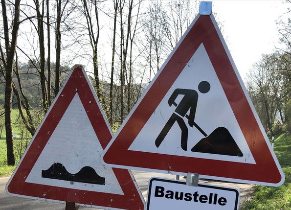 Auf der Bundesstraße 51 zwischen der Anschlussstelle Blankenheim der A1 und dem Abzweig zum Gewerbegebiet Mürel beginnen die Sanierungsarbeiten. Während der Sommerferien wird die Fahrbahn auf einer Länge von rund 2,2 Kilometern unter halbseitiger Sperrung erneuert.