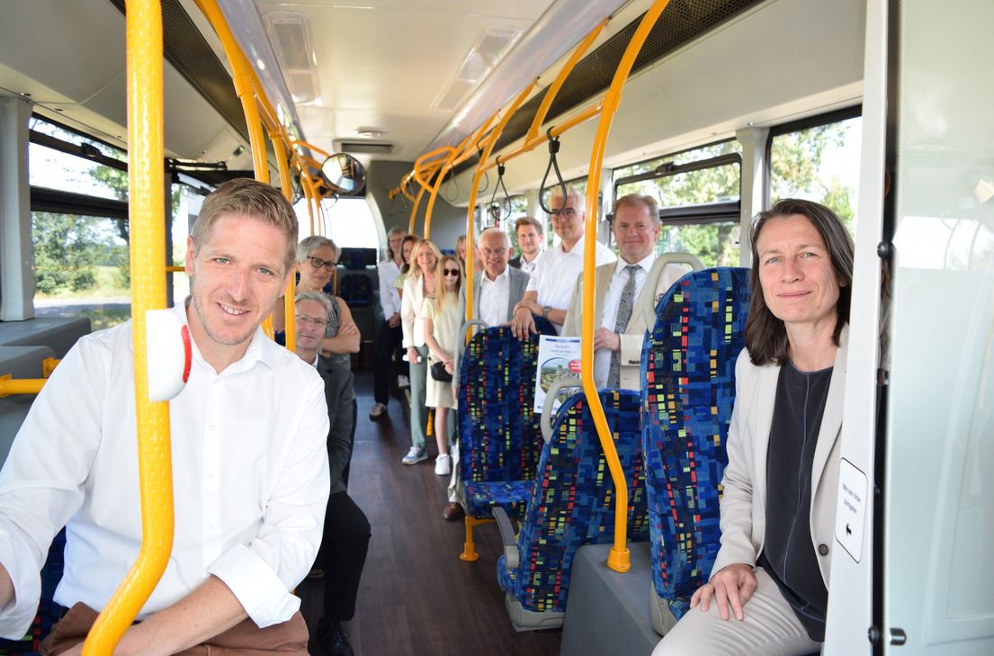 Cornelia Weigand (re.), Landrätin des Kreises Ahrweiler, und der Euskirchener Landrat Markus Ramers  (li.) stellten kürzlich, gemeinsam mit weiteren Partnern, das neue »Linienbündel Hocheifel« vor.