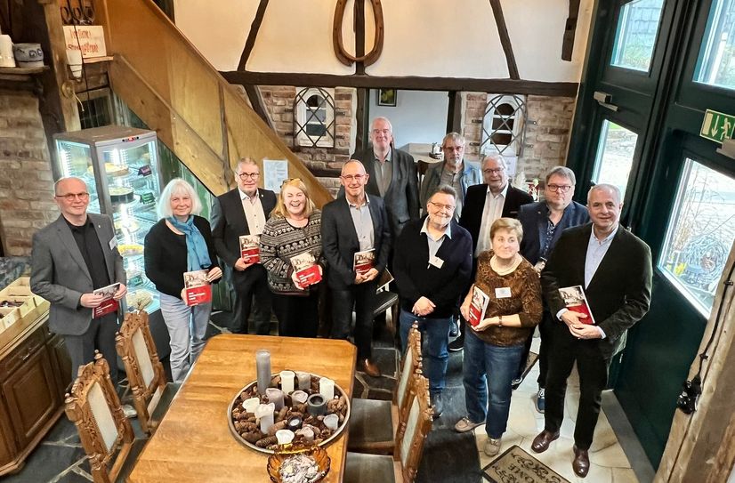 Der Vorstand des Geschichtsvereins des Monschauer Landes um Gabriele Harzheim (2.v.l.), Vertreter der lokalen Politik und des Weiss-Verlags, präsentieren das neue »Heimatjahrbuch« vor dem Monschauer Stadtarchiv.