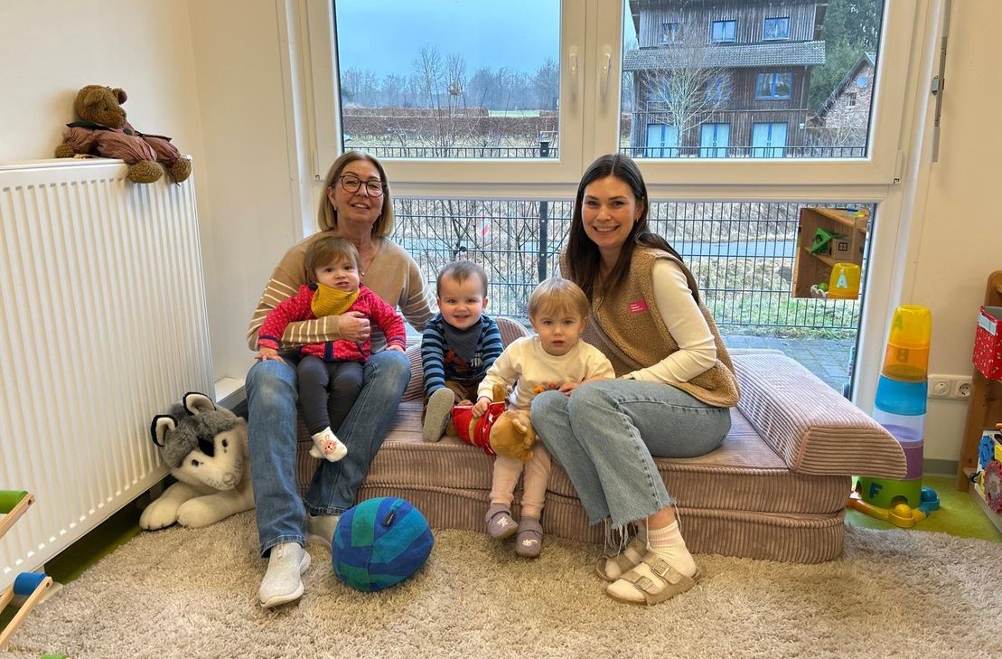 Lisa Thoma und Silke Schmitz widmen sich in familiärer Atmosphäre in einem Gruppenraum des Konzener Familienzentrums den bis zu neun Kleinkindern.