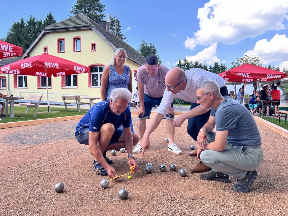 Helmut Hilger (v.li.), Nadine Rodenbüsch, Andreas Malsbenden, Ingo Pfennings und Melanie Vorstadt weihten den neuen Boule-Platz ein.