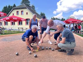 Helmut Hilger (v.li.), Nadine Rodenbüsch, Andreas Malsbenden, Ingo Pfennings und Melanie Vorstadt weihten den neuen Boule-Platz ein.