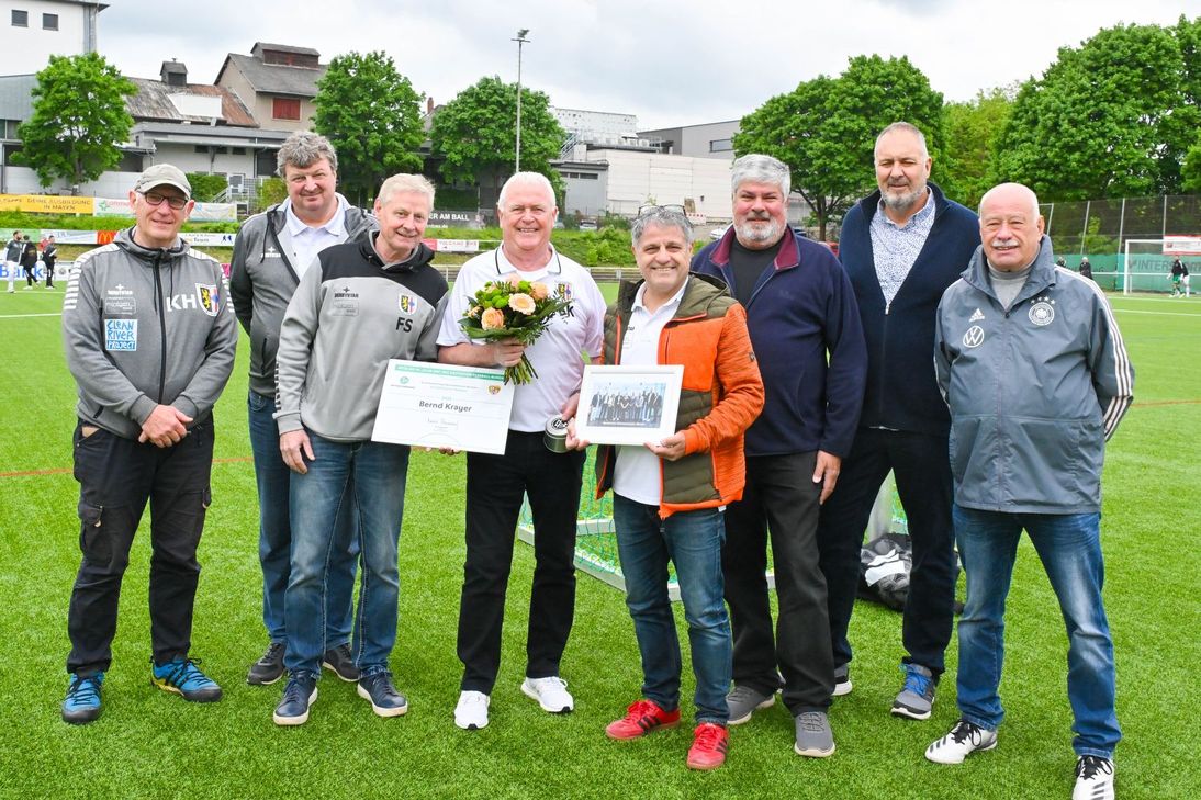 Weggefährten gratulieren Bernd Krayer (4. v. l.) zur Auszeichnung.