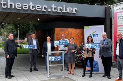Bei einer Pressekonferenz im August 2021 stellten Manfred Langner (Theater), Norbert Käthler (Trier Tourismus und Marketing GmbH), Barbara Schwarz (VRT-Geschäftsführerin), Herbert Müller (Theater), Elvira Garbes (Kulturdezernat Trier), Jana Schröder (TuFa), Andreas Ludwig (VRT-Verbandsvorsteher) und Arnd Landwehr (Messegesellschaft) das neue städtische VRT-KombiTicket vor, welches ab September 2021 galt.