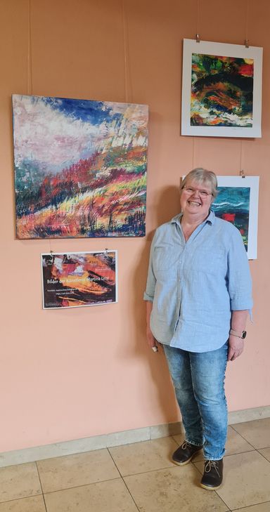 Künstlerin Martina Lenz mit einigen ihrer Werke im Foyer der  Kreisverwaltung Cochem-Zell.
