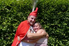 Der neue Konzener Hahnenkönig: Benedikt "Bene" Conrads gelang am Sonntagnachmittag auf dem Hahnenköppen anlässlich der Konzener Großkirmes der entscheidende Schlag. Seine Freundin Luisa freute sich mit ihm.