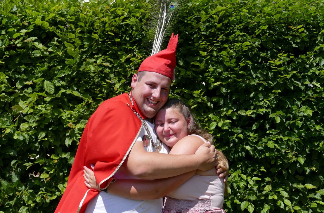 Der neue Konzener Hahnenkönig: Benedikt "Bene" Conrads gelang am Sonntagnachmittag auf dem Hahnenköppen anlässlich der Konzener Großkirmes der entscheidende Schlag. Seine Freundin Luisa freute sich mit ihm.