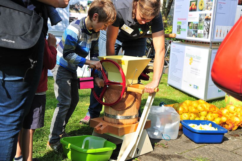 Saft pressen ist nur eine der Attraktionen, die Groß und Klein beim Obstwiesenfest am Nationalpark-Tor in Rurberg begeistern wird.