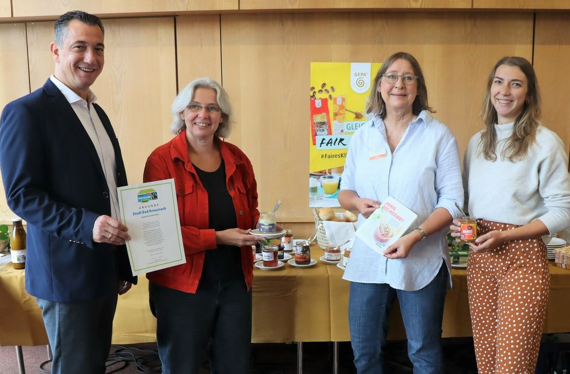 Beim "Fairen Frühstück" im Dietrich-Bonhoeffer-Haus (v.l.): OB Emanuel Letz, Superintendentin Astrid Peekhaus, Andrea Manz, Vorstand Weltladen Bad Kreuznach,und Lea Zimmermann, ELAN e.V.