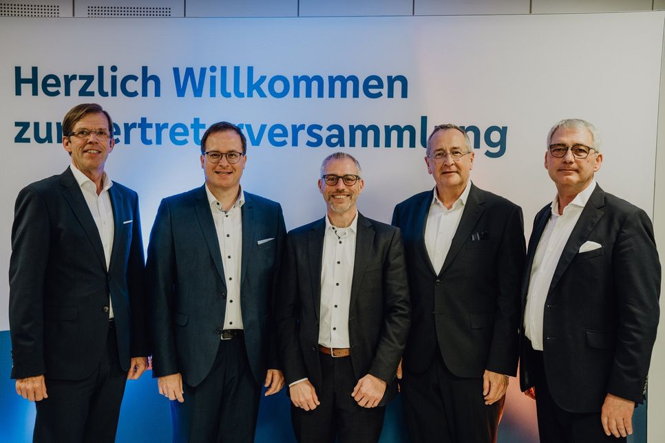 vlnr. Michael C. Kuch (Vorstand), Markus Müller (Vorstand), Matthias Herfurth (Vorstand), Karl-Heinz Krämer (Aufsichtsratsvorsitzender) und Sascha Monschauer (Vorstandsvorsitzender).