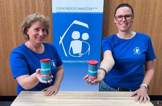 Antoinette Ender (links) und Daniela Köhler sind Ansprechpartnerinnen für die Notfalldose.