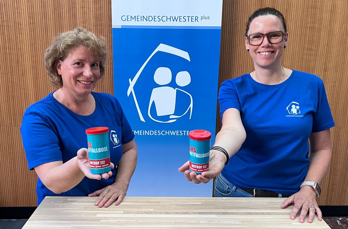 Antoinette Ender (links) und Daniela Köhler sind Ansprechpartnerinnen für die Notfalldose.