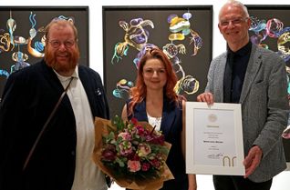 Preisträgerin Marie-Luise Meister mit Kulturdezernent Markus Nöhl (links) und Oberbürgermeister Wolfram Leibe