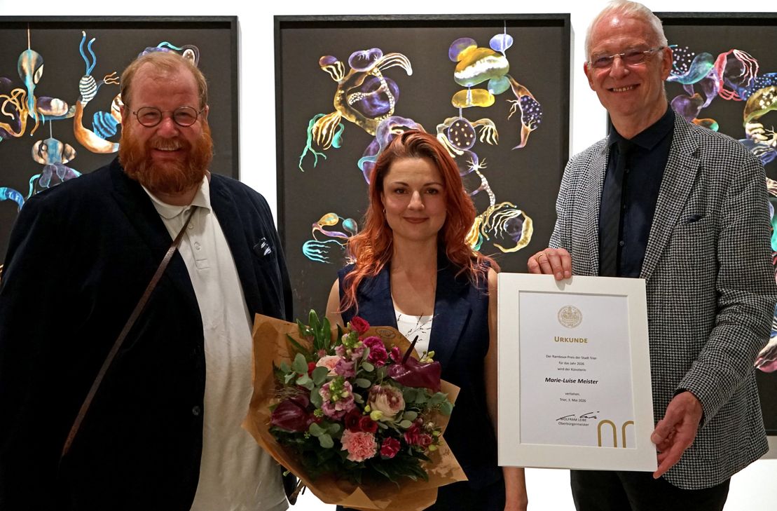 Preisträgerin Marie-Luise Meister mit Kulturdezernent Markus Nöhl (links) und Oberbürgermeister Wolfram Leibe