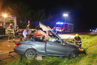 Der Fahrer des Mercedes musste mit hydraulischem Gerät aus seinem Fahrzeug befreit werden. Er wurde bei dem Unfall schwer, aber nicht lebensgefährlich, verletzt.