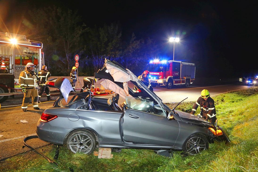Der Fahrer des Mercedes musste mit hydraulischem Gerät aus seinem Fahrzeug befreit werden. Er wurde bei dem Unfall schwer, aber nicht lebensgefährlich, verletzt.