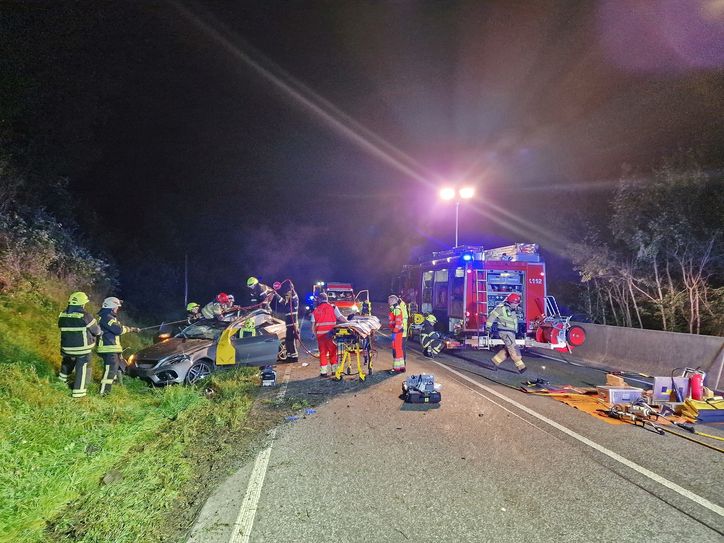 Der Fahrer des Mercedes musste mit hydraulischem Gerät aus seinem Fahrzeug befreit werden. Er wurde bei dem Unfall schwer, aber nicht lebensgefährlich, verletzt.