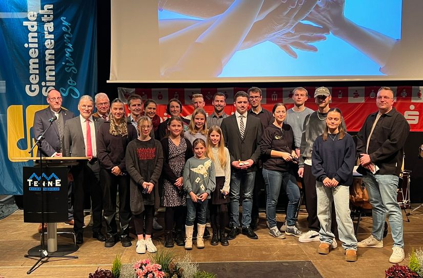 Titelträger der letzten Jahre durfte Bürgermeister Bernd Goffart (2.v.l.) am »Tag des Ehrenamtes« in der Eicherscheider Tenne auszeichnen.