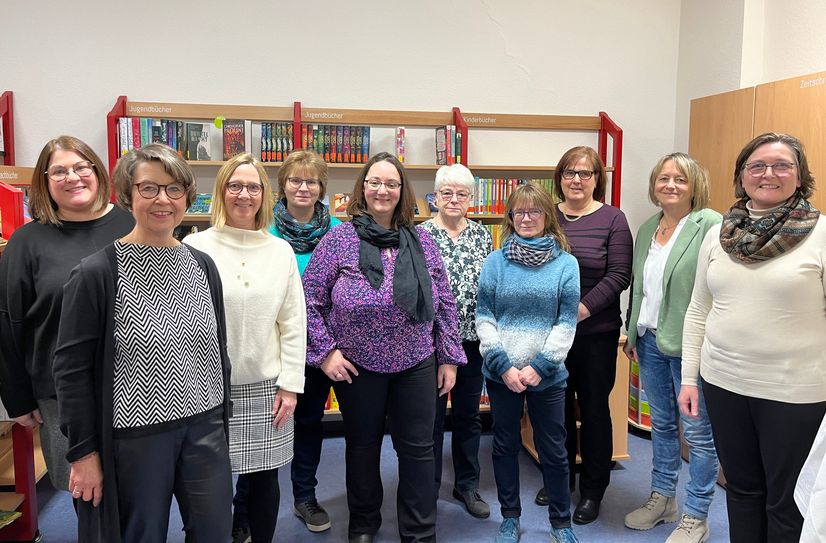 Das ehrenamtliche Team der Katholischen Öffentlichen Bücherei in der Bad Salziger Grundschule besteht aus zehn Personen.