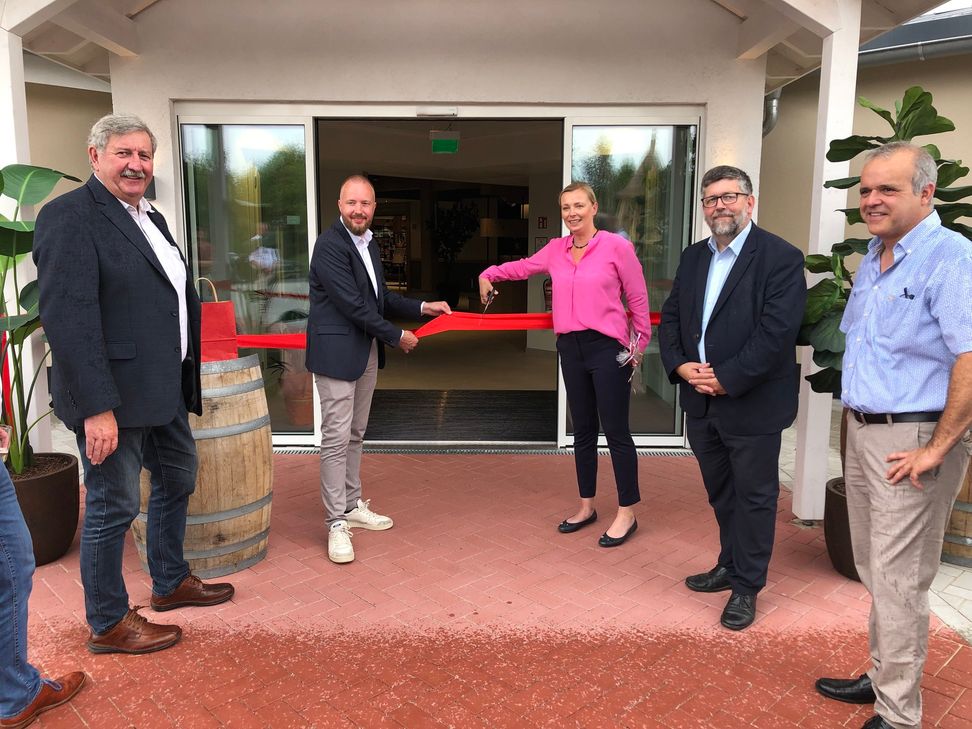 Die symbolische Eröffnung durch den Banddurchschnitt.