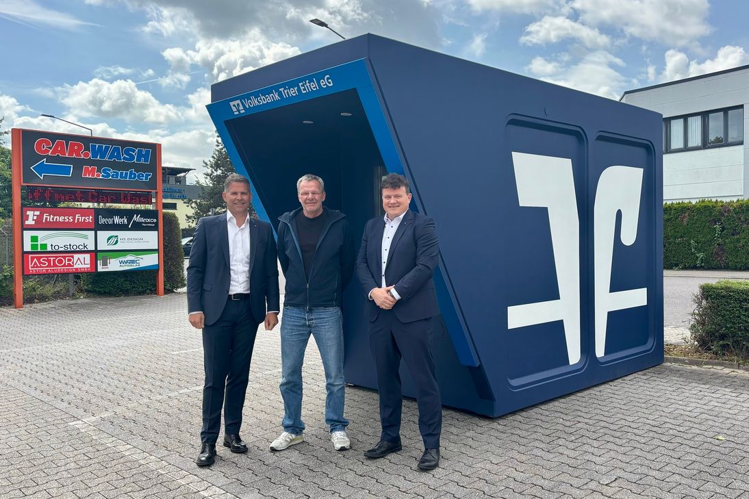 Jürgen Zienterra (Mr. Sauber), Dirk Müller (Regionaldirektor Trier Volksbank Trier Eifel eG) und Peter Michels (Vorstand Volksbank Trier Eifel eG)