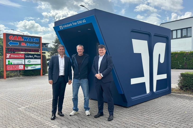 Jürgen Zienterra (Mr. Sauber), Dirk Müller (Regionaldirektor Trier Volksbank Trier Eifel eG) und Peter Michels (Vorstand Volksbank Trier Eifel eG)