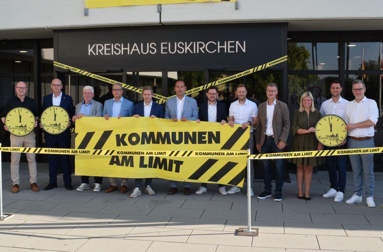 Mit symbolischen Absperrungen und Bannern machten Landrat Markus Ramers und die Bürgermeister der Städte und Gemeinden auf die angespannte Finanzlage der Kommunen aufmerksam. Die bundesweite Aktion steht unter dem Motto »Kommunen am Limit«.