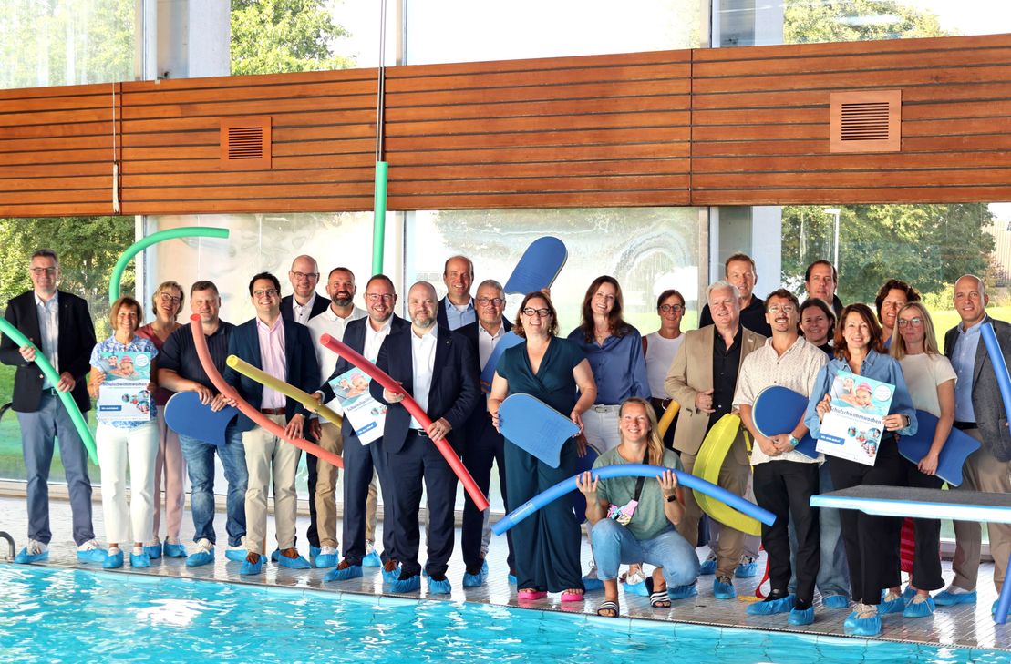 Rund 2.000 Kinder erhalten im Rahmen der Schulschwimmwochen zusätzlichen Schwimmunterricht.