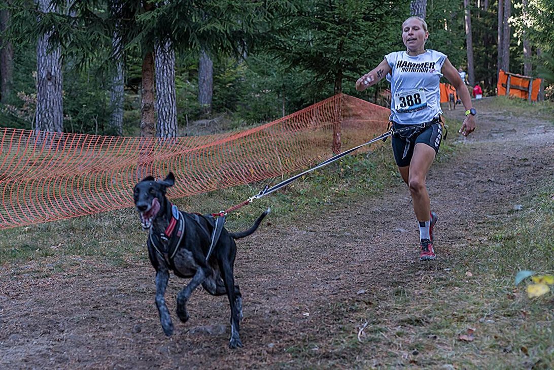 Jule Prins aus Dahlem wurde im Canicross mit ihrer Hündin Lisa im italienischen Santa Maria Maggiore neue Europameisterin. Nun sollen weitere Erfolge bei den Deutschen Meisterschaften und der Weltmeisterschaft in Polen folgen. Foto: privat