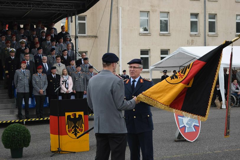 Generalleutnant Ludwig Leinhos übergibt die Fahne an Oberst Peter Webert. Foto: Scholl