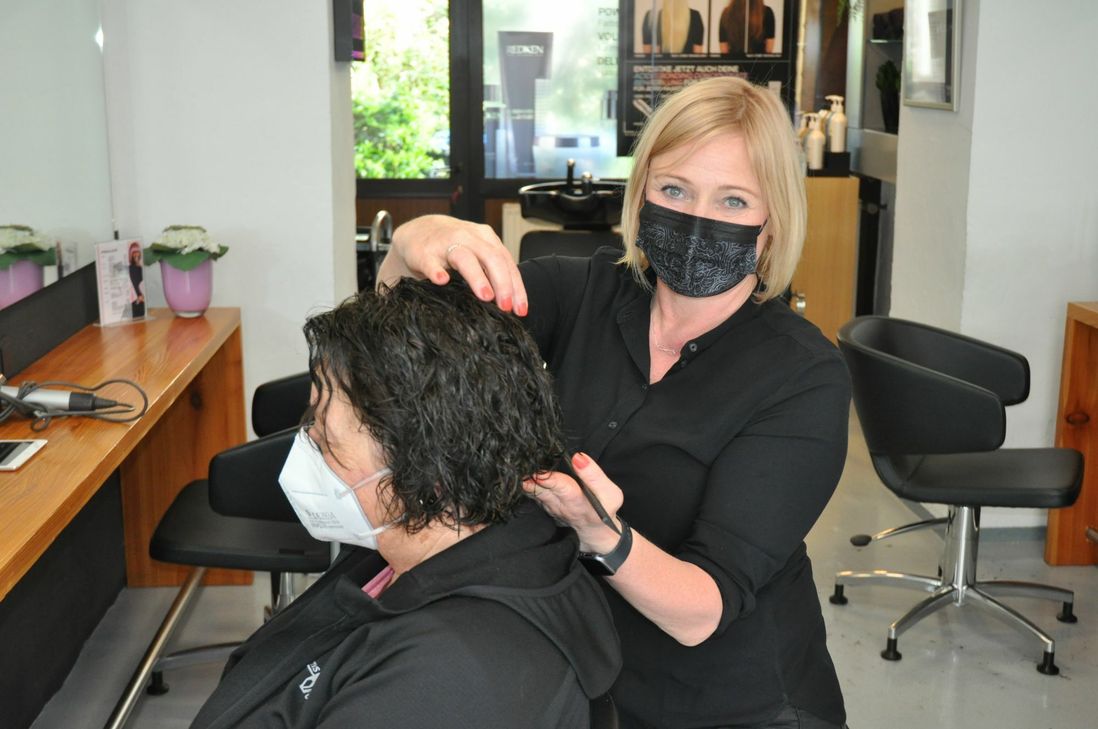 Beatrice Huth ist nicht nur Friseurmeisterin, sondern jetzt hat sie auch einen akademischen Grad in ihrem Beruf erreicht.