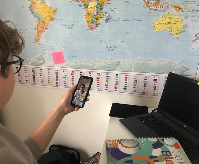 Die verordnete Isolation macht Jugendlichen schwer zu schaffen. Um Freunde nicht aus den Augen zu verlieren, bleibt oft nur der Kontakt übers Handy. Foto: Schönhofen