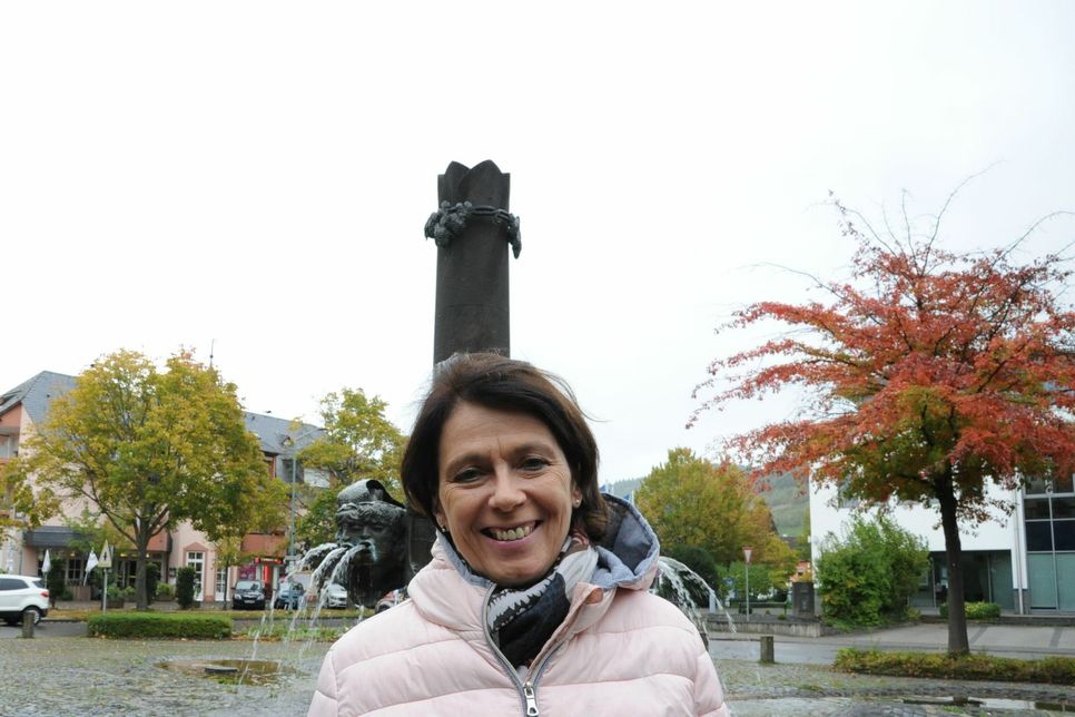 Carmen Moser, die neue Vorsitzende des Gewerbeverbandes Schweich, am Stefan-Andres-Brunnen, einem Wahrzeichen der Stadt. Foto: Schmieder