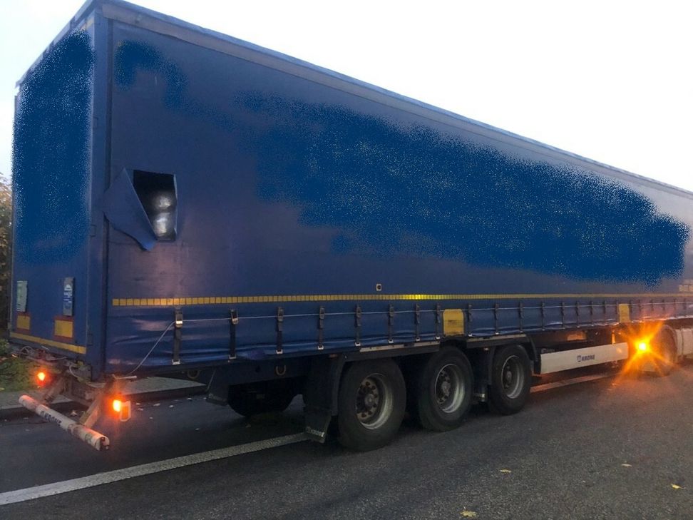In diesem Sattel-Auflieger hatte sich die Gruppe versteckt. Foto: Polizei