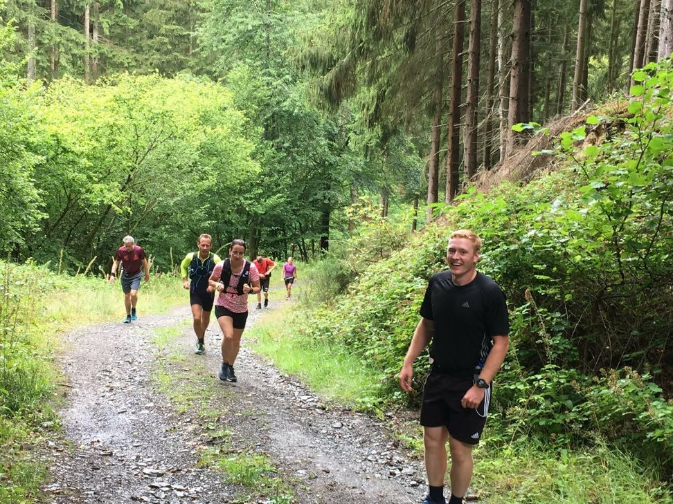Und an »Start und Ziel« wurden die Athleten coronakonform empfangen. Fotos: TV Konzen