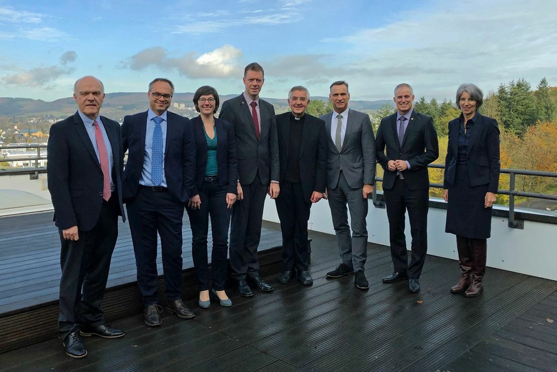 Foto (v. l.): Harald Rosenbaum, Marco Brixius, Sarah Engels, Marcus Heintel, Weihbischof Franz Josef Gebert, Joachim Rodenkirch, Dennis Junk und Jutta Schmitz.