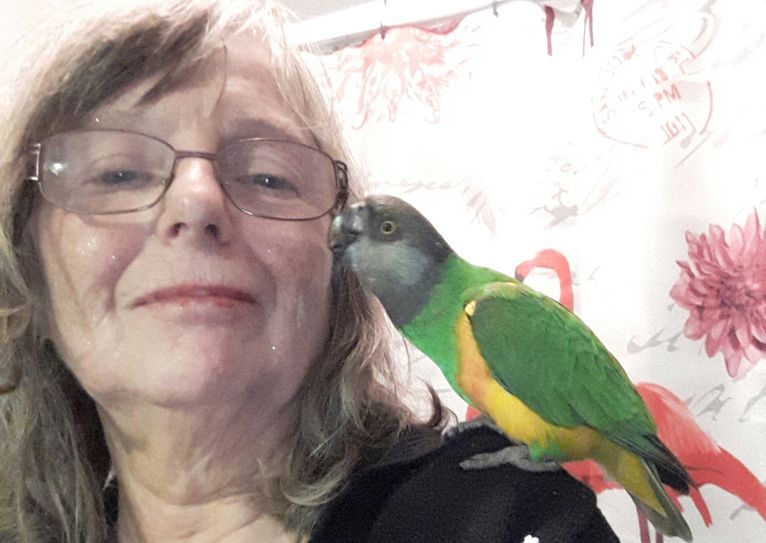 Ein Bild aus glücklicheren Tagen: Rudi mit seinem Frauchen. Foto: Privat