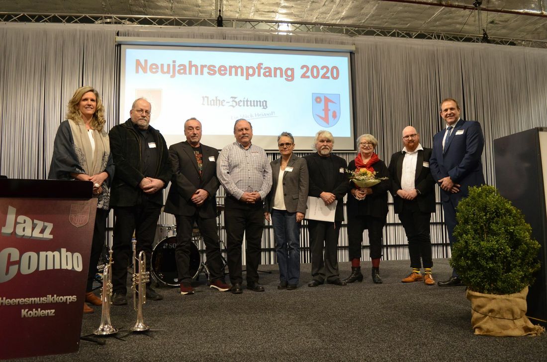 Oberbürgermeister Frank Frühauf (r.) überreichte dem Blue Note-Vorsitzenden Dieter Hochreuther (4. v. r.) und dessen Vorstandskollegen den Kulturpreis der Stadt Idar-Oberstein für das Jahr 2019.
