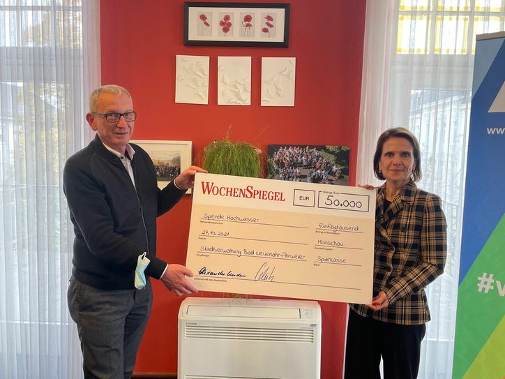 Freude bei  Guido Orthen, Bürgemeister der Stadt Bad Neuenahr-Ahrweiler als er von Martina Schmitz, der Geschäftsführerin der WM-Beteiligungs- und Verwaltungs-GmbH, eine Scheck in Höhe von 50 000 Euro erhielt. Verleger Georg Weiss will durch die Spende besonders Kindern im Flutgebiet helfen. Foto: Mager