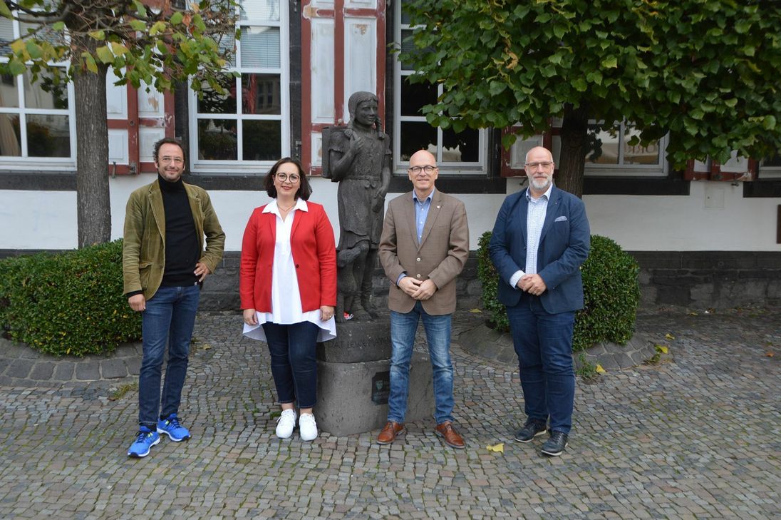 Von links: Intendant Alexander May, die stellvertretende Intendantin Petra Schumacher, Oberbürgermeister Dirk Meid und Fachbereichsleiter Uwe Hoffmann.