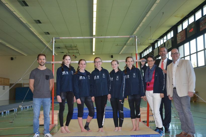 Die Turnerinnen des St. Michael-Gymnasiums um Schulleiter Dr. Bernd Gotzen (r.), die Sportlehrer Florian Müller (l.) und Kristina Waasem sowie Sparkassen-Gebietsdirektor Andreas Kreitz (hinten) freuen sich auf das große Finale in Berlin. Foto: Fö