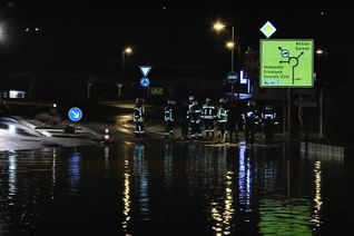 Die Hauptstraße von Hetzerath unter Wasser. Fotos (4): WSTTV