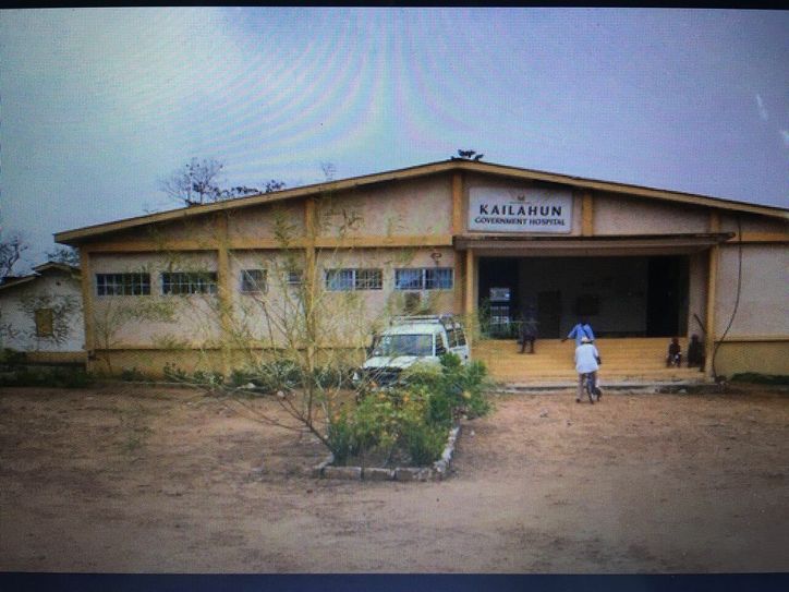 Dieses Krankenhaus in Kailahun nehmen die Mediziner unter die Lupe, um eventuell ein neues Projekt auf dem Land in Sierra Leone aufzubauen.