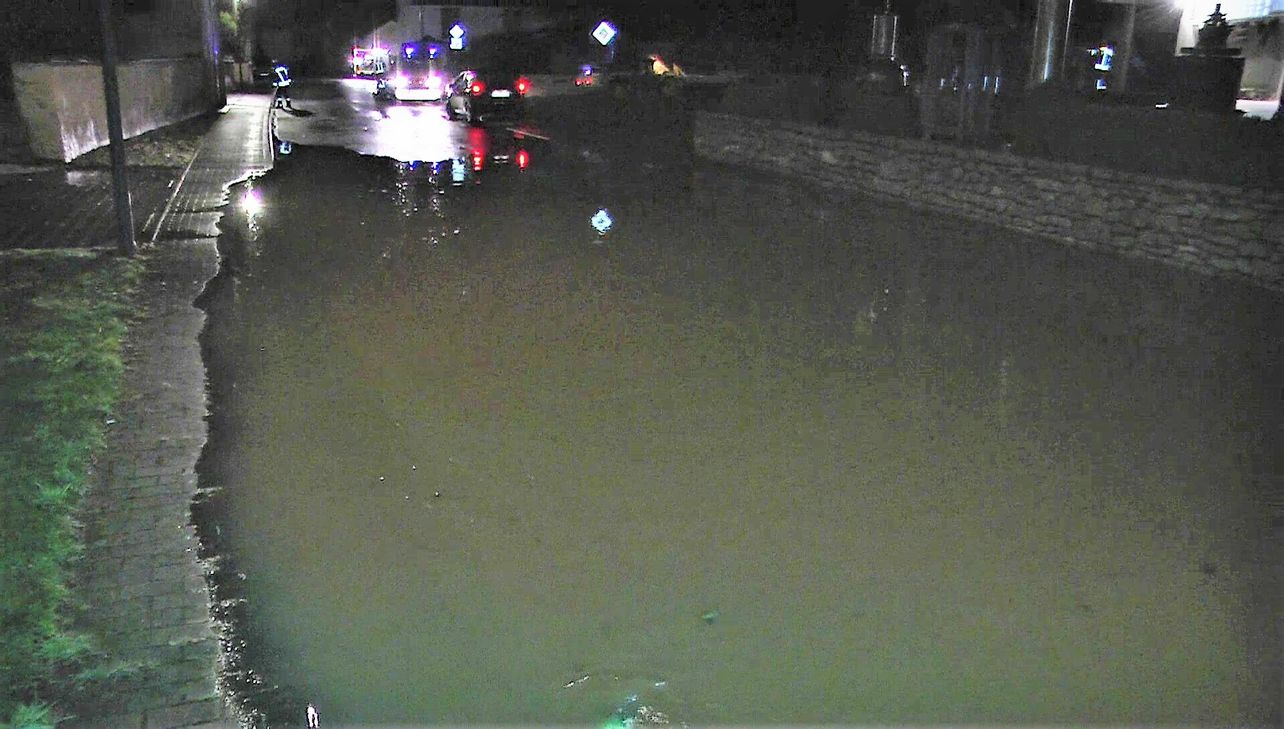 Auch in Rivenich wurde die Straße überspült. Fotos (2): WSTTV