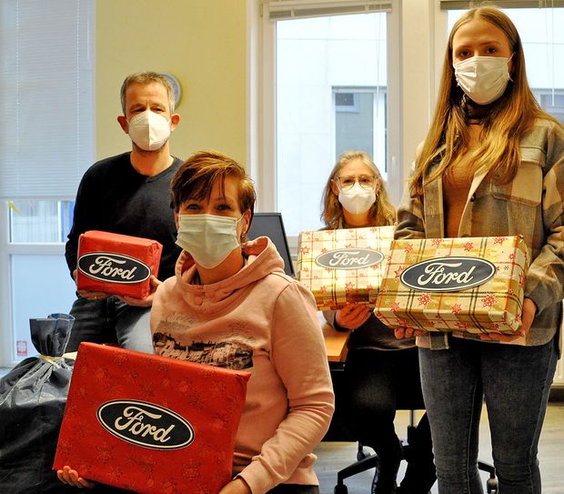 Martin Jost (Vorstand), Doreen Zilske (Hochwasserbüro), Maria Surges-Brilon (Vorstand) und Saskia Reder (Hochwasserbüro) mit Geschenkpaketen. Foto: Carsten Düppengießer