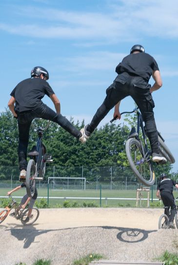 Waghalsige Sprünge zeigten die Biker.
Foto: Axel Volkmer