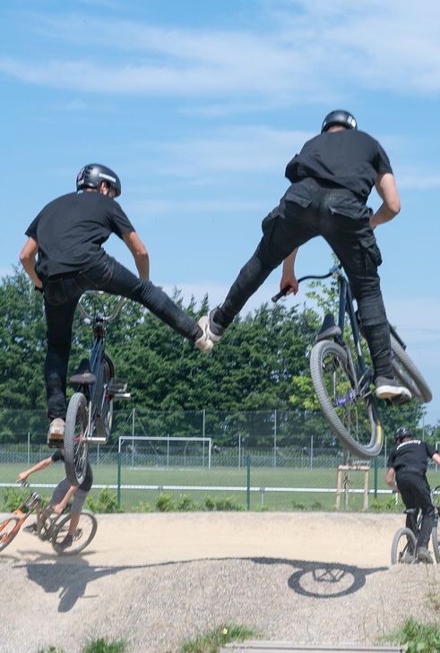 Waghalsige Sprünge zeigten die Biker. 
 Foto: Axel Volkmer