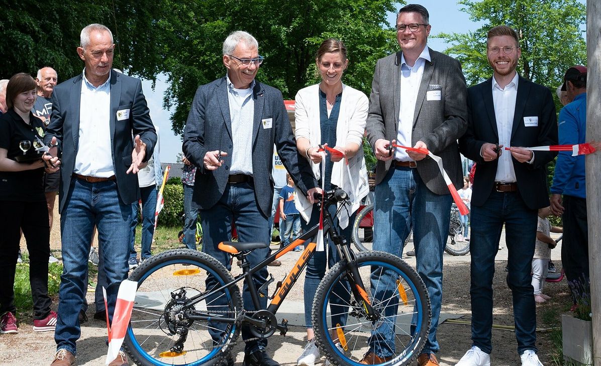 Waghalsige Sprünge zeigten die Biker. 
 Foto: Axel Volkmer