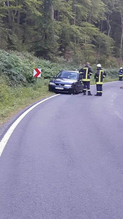Fünf Verletzte bei Verkehrsunfall auf B 51 Konz- Könen. Zu einem schweren Verkehrsunfall im Begegnungsverkehr kam es am Samstagabend gegen 19.30 Uhr auf der Bundesstraße 51 zwischen Konz und Saarburg. Foto: Agentur Siko